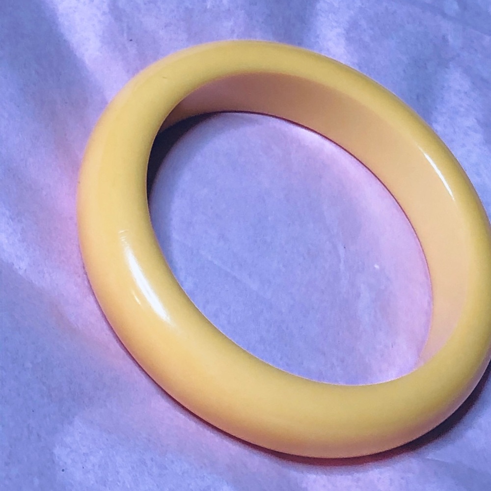 Classic butterscotch Bakelite bangle - Vintage